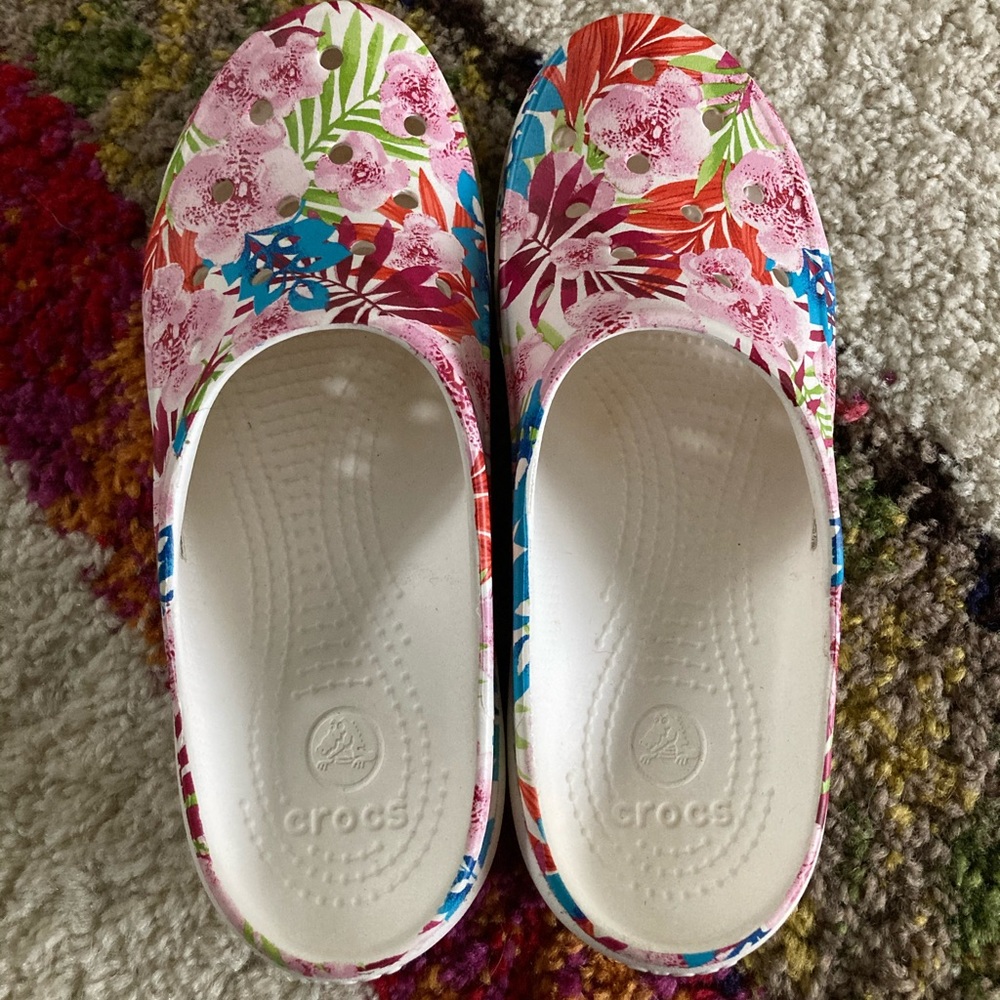 Women’s size 6 crocs